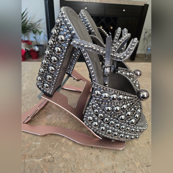 AZALEA WANG ASTRELLA HEMATITE EMBELLISHED SANDAL.  SIZE  10 - Picture 3 of 10